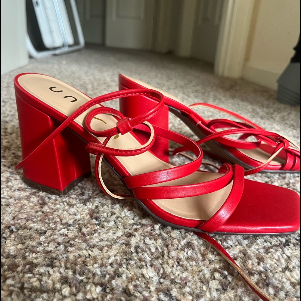 Unisa size 7 1/2 red heel